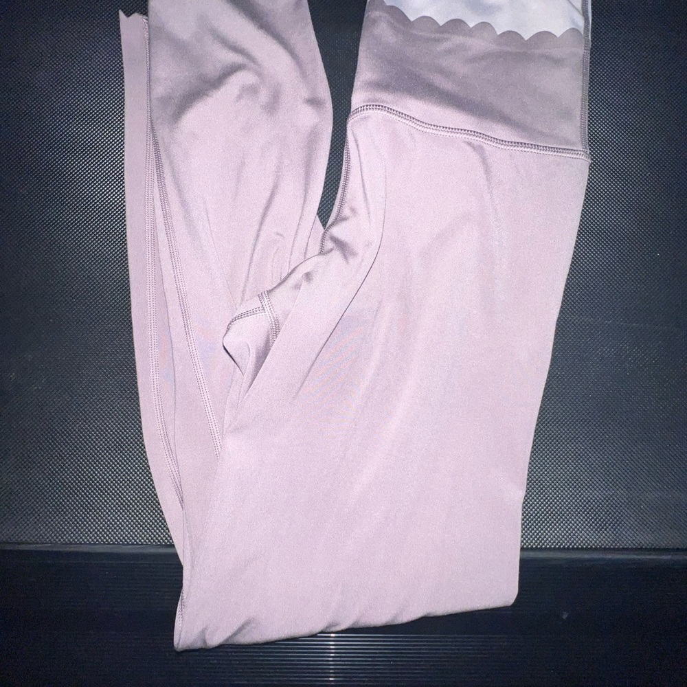Aerie Mauve Leggings with Scallop Detail